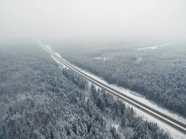 Erstaunliche Straße Gefrorenen Winterwald Mit Fahrenden Autos Neblige Fluchtpunktperspektive Luftpanoramablick lizenzfreie Stockfotos