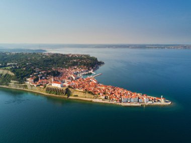 Piran Slovenya, kuş bakışı gündoğumu, eski şehrin. Havadan fotoğraf.