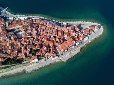 Piran Slovenya, kuş bakışı gündoğumu, eski şehrin. Havadan fotoğraf.