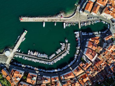 Eski Şehir Piran Slovenya, sabahları hava marina görünümü.