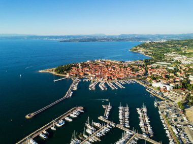 Izola Slovenya, gün batımında marina ile güzel deniz manzarası eski şehrin havadan görünümü. Adriyatik Denizi kıyısında, Istria Yarımadası, Europe.