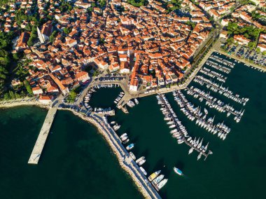 Izola Slovenya, gün batımında marina ile güzel cityscape eski şehrin havadan görünümü. Adriyatik Denizi kıyısında, Istria Yarımadası, Europe.