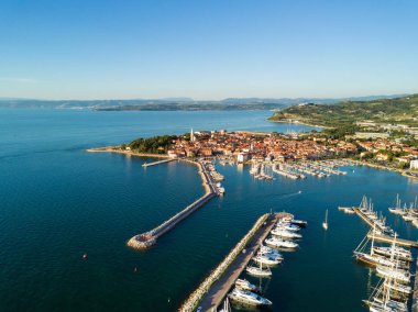 Izola Slovenya, gün batımında marina ile güzel cityscape eski şehrin havadan görünümü. Adriyatik Denizi kıyısında, Istria Yarımadası, Europe.