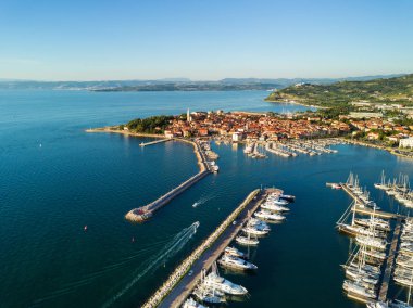 Izola Slovenya, gün batımında marina ile güzel cityscape eski şehrin havadan görünümü. Adriyatik Denizi kıyısında, Istria Yarımadası, Europe.