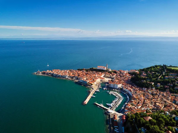 Slovenya Kuş Bakışı Sabah Piran Eski Şehir Havadan Fotoğraf — Stok fotoğraf