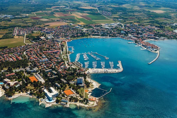 Eski kıyı kenti Umag Hırvatistan, havadan panoramik görünümü. Istria, Europe.