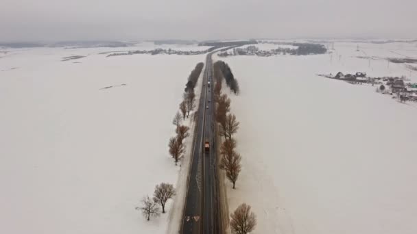 Vuelo Sobre Carretera Invierno Con Los Coches Conducción Norte Vista — Vídeos de Stock