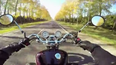 Şaşırtıcı motosiklet güzel yolda. Klasik cruiser/helikopter sonsuza kadar! 