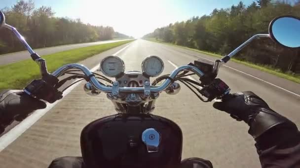 Rychlý motocykl jízda na dálnici směrem na slunci, široký úhel pohledu Rider. Klasický cruiser/chopper navždy! 