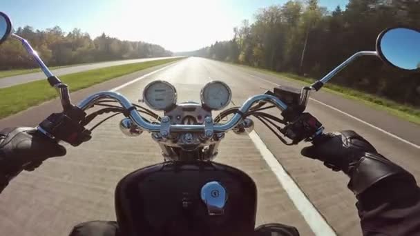 Schnelle Motorradfahrt Auf Der Autobahn Richtung Sonne Weites Blickfeld Des — Stockvideo