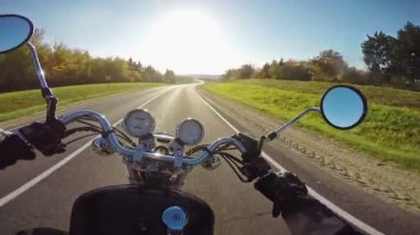 Güneşe doğru akşamları inanılmaz motosiklet. Klasik cruiser/helikopter sonsuza kadar! 