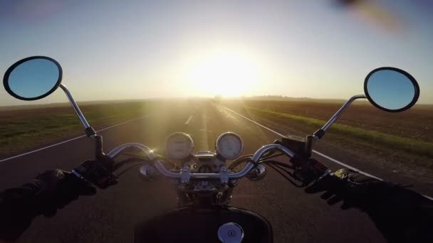 Motocykl Jazda Kierunku Zachód Słońca Klasyczny Cruiser Chopper Zawsze — Wideo stockowe