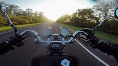 Hızlı motosiklet günbatımı doğru sürme. Klasik Kruvazör/sonsuza kadar Chopper! 