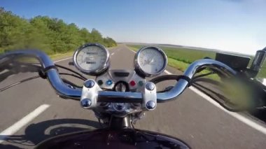 Hızlı sürme ve üst vintage Motosiklet ile güzel boş yolda hız. Klasik cruiser/helikopter sonsuza kadar! 