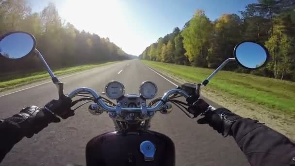 惊人的摩托车骑向早晨的太阳在美丽的道路上 经典巡洋舰 直升机永远 — 图库视频影像