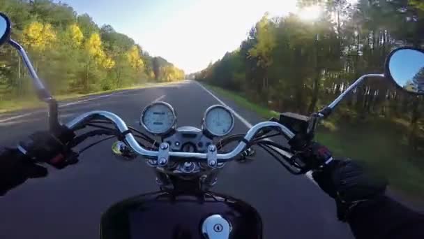 Motocicleta Rápida Incrível Andando Direção Sol Manhã Bela Estrada Vazia — Vídeo de Stock