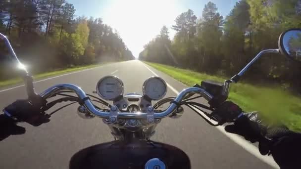 Moto Rapide Dirigeant Vers Soleil Matin Sur Belle Route Vide — Video