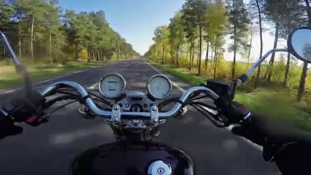 Motocicleta Rápida Andando Bela Estrada Vazia Cruzador Helicóptero Clássico Para — Vídeo de Stock