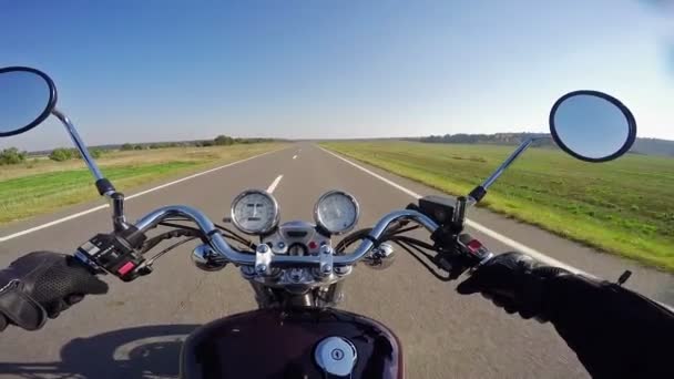 美しい空道に乗って素晴らしいバイク クラシック クルーザー チョッパー永遠に — ストック動画