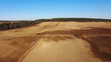 4k. Tarım sürecinin havadan görünümü: Traktörler, kirişleri ve tohumlama yapar, tarım bitkileri alanında Ekim.