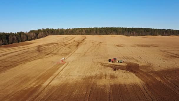 Luftaufnahme Des Landwirtschaftlichen Prozesses Traktoren Sind Pflüge Und Macht Aussaat — Stockvideo
