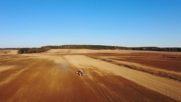 農業プロセスの空中ビュー トラクターはプラウであり 畑で播種 農作物を播種します — ストック動画