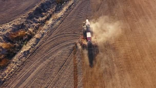 Luchtfoto Van Landbouw Proces Tractor Ploegen Maakt Zaaien Zaaien Landbouwgewassen — Stockvideo