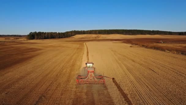 Luchtfoto Van Landbouw Proces Tractoren Zijn Ploegen Maakt Zaaien Zaaien — Stockvideo