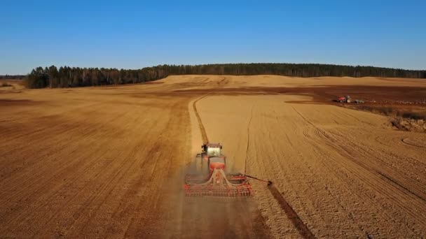 Mezőgazdasági Folyamat Légi Nézete Traktorok Ekék Vetés Mezőgazdasági Növények Vetése — Stock videók