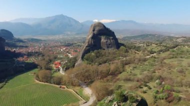 4k. Meteora kayalar, Yunanistan. Thessaly ve Kalambaka şehir Vadisi panoramik görünümü. 