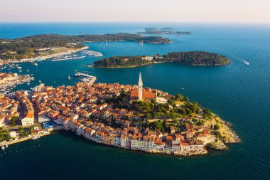 Gün batımında güzel Rovinj. Havadan çekilmiş bir fotoğraf. Rovinj eski şehir, Istria, Hırvatistan