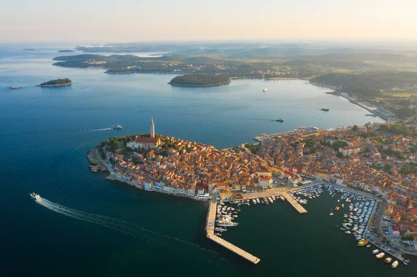 Schönes Rovinj bei Sonnenaufgang. Luftbild. die Altstadt von Rovinj, Istrien, Kroatien lizenzfreie Stockbilder