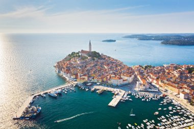 Gün batımında güzel Rovinj. Havadan çekilmiş bir fotoğraf. Rovinj eski şehir, Istria, Hırvatistan