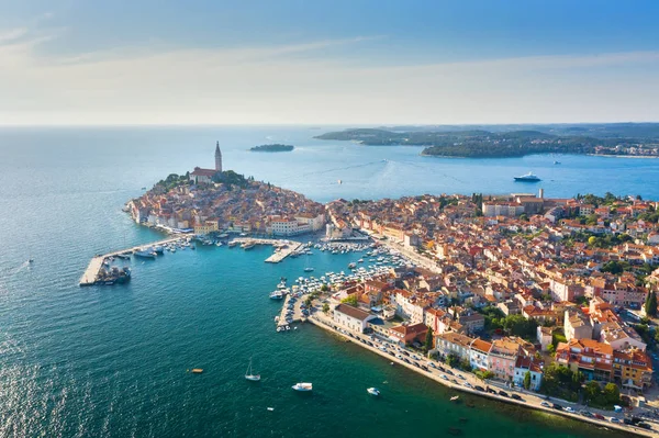 Gün batımında güzel Rovinj. Havadan çekilmiş bir fotoğraf. Rovinj eski şehir, Istria, Hırvatistan — Stok fotoğraf