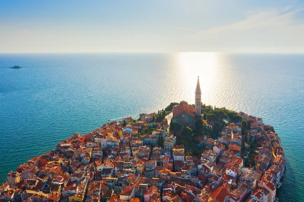 Hermoso Rovinj al atardecer. Foto aérea nocturna del casco antiguo de Rovinj con iglesia de Santa Eufemia, Istria, Croacia —  Fotos de Stock