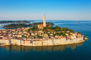 Gün doğumunda güzel Rovinj. Sabah hava fotoğrafı. Rovinj eski şehir, Istria, Hırvatistan.