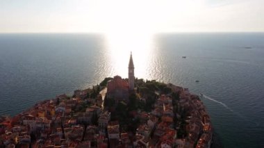 4k. Gün batımında güzel Rovinj üzerinde Uçuş. Rovinj ve St Euphemia Kilisesi eski şehir Akşam havadan görünümü, Istria, Hırvatistan.