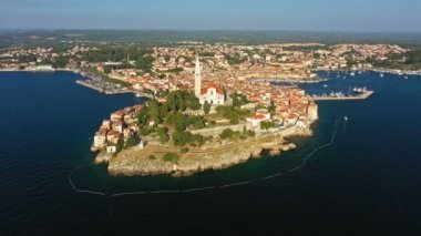 4k. Gün batımında güzel Rovinj üzerinde Uçuş. Rovinj ve adalar eski şehir Akşam hava panorama, Istria, Hırvatistan.