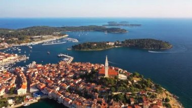4k. Gün batımında güzel Rovinj üzerinde Uçuş. Rovinj ve adaların eski şehir akşam hava panoramik görünümü, Istria, Hırvatistan.