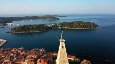4k. Gün doğumunda güzel Rovinj üzerinde Uçuş. Rovinj eski şehir Sabah havadan panoramik görünümü, St Euphemia ve adalar kilisesi, Istria, Hırvatistan.
