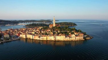 4k. Gün doğumunda güzel Rovinj üzerinde Uçuş. Rovinj eski şehir Sabah havadan panoramik görünümü, St Euphemia ve adalar kilisesi, Istria, Hırvatistan.