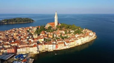 4k. Gün doğumunda güzel Rovinj üzerinde Uçuş. Rovinj eski şehir, St Euphemia ve adalar kilisesinin Sabah havadan panoramik görünümü. Istria, Hırvatistan.