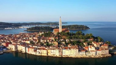 4k. Gün doğumunda güzel Rovinj üzerinde Uçuş. Rovinj eski şehir, St Euphemia kilisesi, kule ve adalar Sabah havadan panoramik görünümü. Istria, Hırvatistan.