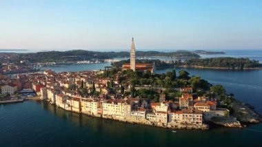 4k. Gün doğumunda güzel Rovinj üzerinde Uçuş. Muhteşem ışıkta Rovinj eski kentinin Sabah hava panoraması, Istria, Hırvatistan.