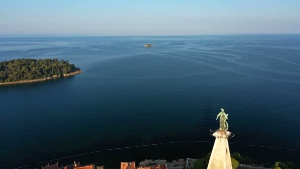 在日出时飞越美丽的罗维尼 早晨的鸟瞰罗维尼老城 圣尤菲米亚教堂和岛屿的全景 克罗地亚 Istria — 图库视频影像