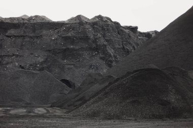 Açık bir çukuru madencilik kömür. Siyah kömür parçaları yığını