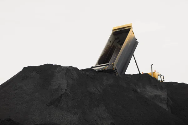 Minería de carbón a cielo abierto. Montón de piezas de carbón negro — Foto de Stock