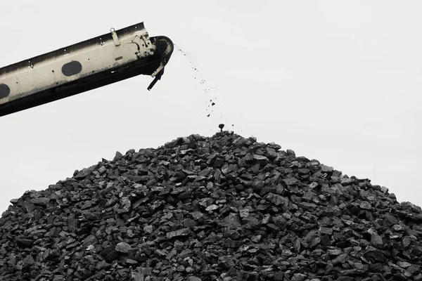 Kolen stacker en kolen Reclaimer zijn mijnbouw machines of apparatuur van de mijnbouw in de mijnbouw die grote of reusachtige machine gebruikt in bulk materiële behandelingsproducten in voorraad als de productie van kolen. — Stockfoto