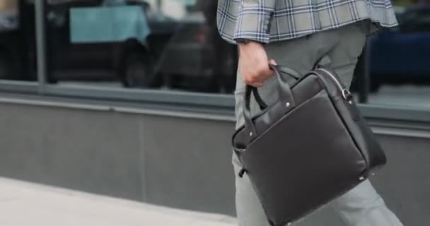 Бизнесмен с портфелем прогуливается по улицам делового района — стоковое видео