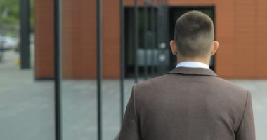 Erkek yönetici duygu kariyer başarı memnuniyeti. Adam arkadan görünüş